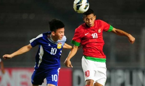 Penyerang timnas Indonesia Muchlis Hadi (kanan) melakukan sundulan saat laga kualifikasi Piala AFC U19 di Stadion Gelora Bung Karno, Jakarta, Selasa (8/10) malam. 