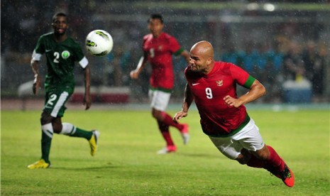 Penyerang timnas Indonesia, Sergio Van Dijk (kanan), melepaskan sundulan ke arah gawang Arab Saudi saat laga kualifikasi Piala Asia 2015 di Stadion Gelora Bung Karno, Jakarta, Sabtu (23/3) malam. 