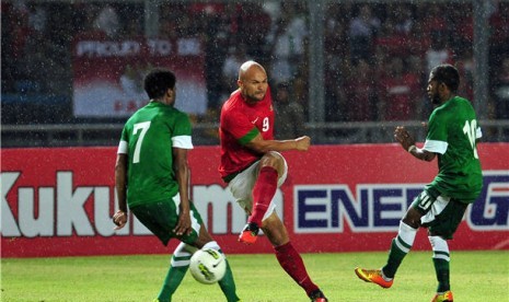 Penyerang timnas Indonesia, Sergio Van Dijk (merah), melepaskan tembakan saat laga kualifikasi Piala Asia 2015 melawan Arab Saudi di Stadion Gelora Bung Karno, Jakarta, Sabtu (23/3) malam. 