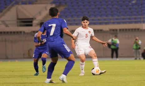 Penyerang timnas Indonesia U-17 Mathew Baker (nomor 5) saat melawan Kuwait U-17.