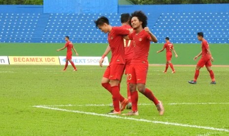 Penyerang timnas Indonesia U-18 Bagus Kahfi (kanan) berselebrasi usai menjebol gawang Brunei Darussalam U-18.