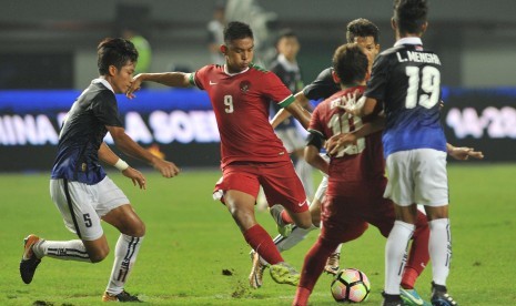 Penyerang timnas Indonesia U-19 M Rafly Mursalim melepaskan tendangan melewati hadangan pemain timnas U-19 Kamboja pada laga uji coba di Stadion Patriot Chandrabhaga, Bekasi, Rabu (4/10). Indonesia menang dengan skor 2-0.