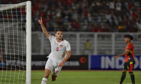 Penyerang timnas Indonesia U-20 Jens Raven melakukan selebrasi usai mencetak gol ke gawang Timor Leste U-20 pada laga Grup F Kualifikasi Piala Asia U-20 2025 di Stadion Madya, Senayan, Jakarta , Jumat (27/9/2024).