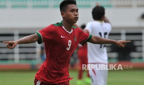 Penyerang timnas Indonesia U-22 Nur Hardianto melakukan selebrasi usai menjebol gawang Myanmar dalam laga persahabatan di Stadion Pakansari, Cibinong, Bogor, Selasa (21/3).