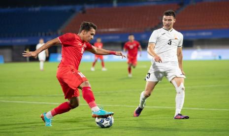 Penyerang timnas Indonesia U-24 Egy Maulana Vikri berusaha melewati pemain Kirgistan U-24 dalam laga pembuka Grup[ F Asian Games 2022.