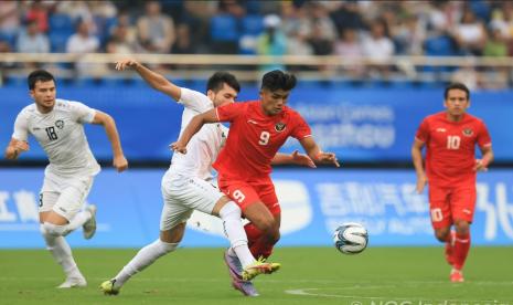 Penyerang timnas Indonesia U-24 Ramadhan Sananta merebut bola dengan para pemain Uzbakistan U-24.