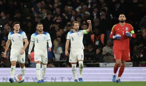 Penyerang timnas Inggris Harry Kane (kedua kanan) merayakan golnya ke gawang Italia dalam kualifikasi Euro 2024. Inggris menang 3-1 dan lolos putaran final Euro 2024.