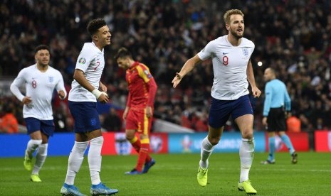 Penyerang timnas Inggris Harry Kane merayakan gol ketiganya ke gawang Montenegro.