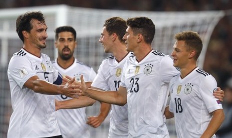 Penyerang timnas Jerman Mario Gomez (kedua kanan) merayakan golnya ke gawang Norwegia dalam laga kualifikasi Piala Dunia 2018. Jerman menang telak 6-0.