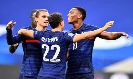 Penyerang timnas Prancis Anthony Martial (kanan) merayakan golnya bersama rekan-rekannya saat melawan Kroasia di UEFA Nations League.