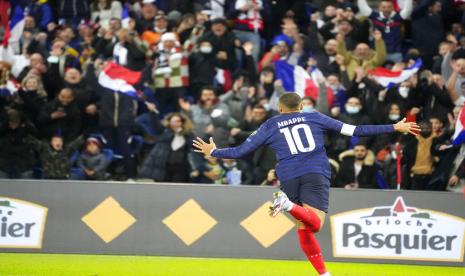 Penyerang timnas Prancis Kylian Mbappe merayakan gol ke gawang Kazakhstan pada laga Kualifikasi Piala Dunia 2022 di Parc des Princes, Paris, Ahad (14/11) dini hari WIB.