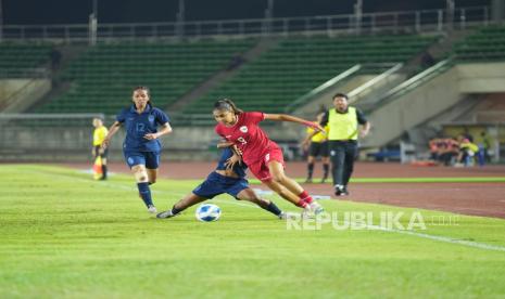 Penyerang timnas putri Indonesia Claudia Scheunemann berkelit dari jegalan pemain Kamboja pada final Piala AFF Wanita 2024.