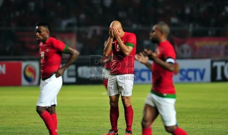 Penyerang timnas Sergio Van Dijk (tengah), menutup wajahnya usai gagal melakukan sundulan ke arah gawang Arab Saudi di Stadion Gelora Bung Karno, Jakarta, Sabtu (23/3) malam.  (Republika/Edwin Dwi Putranto)