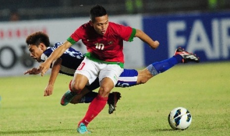 Penyerang timnas U-19 Indonesia, Muchlis Hadi, berebut bola saat laga grup G kualifikasi Piala Asia (AFC) U-19 melawan Laos.