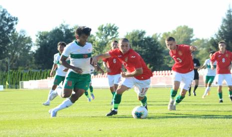 Penyerang timnas U-19 Irfan Jauhari (kiri) beraksi saat menghadapi Bulgaria.