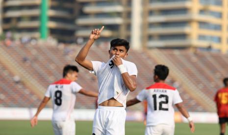  Penyerang timnas U-22 Indonesia Ramadhan Sananta berselebrasi seusai mencetak gol ke gawang Timor Leste dalam laga lanjutan Grup A SEA Games 2023 Kamboja di National Stadium, Phnom Penh, Ahad (7/5/2023). Timnas U-22 unggul 3-0 atas Timor Leste sekaligus memastikan lolos ke semifinal.