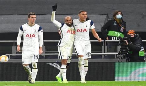 Penyerang Tottenham Hotspur Carlos Vinicius (kanan) merayakan golnya ke gawang Royal Antwerp bersama rekan kompatriotnya asal Brasil Lucas Moura dalam pertandingan terakhir Grup J Liga Europa. Tottenham menang 2-0.