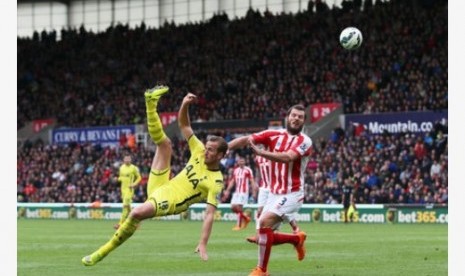 Penyerang Tottenham Hotspur Harry Kane 9kuning) berusaha melepaskan tendangan akrobatikke gawang Stoke City.