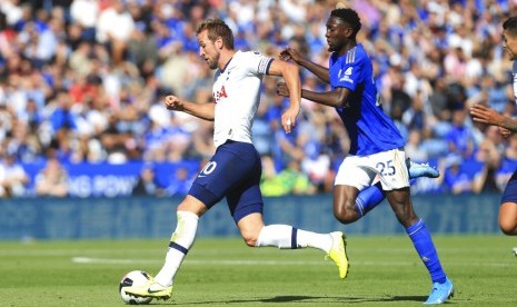 Penyerang Tottenham Hotspur Harry Kane dijaga pemain Leicester City Wilfred Ndidi