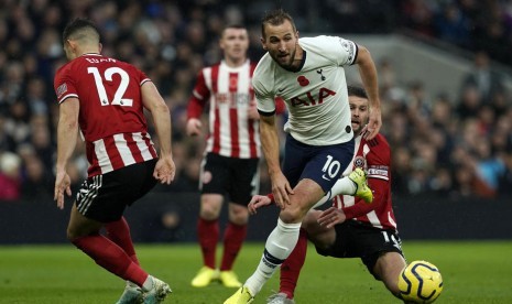 Penyerang Tottenham Hotspur Harry Kane (kanan) berjuang menguasai bola saat melawan Sheffield United.