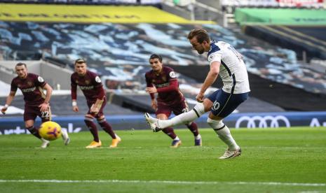 Penyerang Tottenham Hotspur Harry Kane (kanan) menjebol gawang Leeds United dari titik putih.