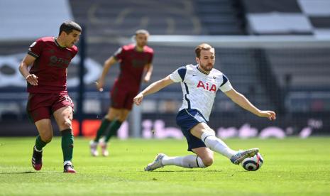 Penyerang Tottenham Hotspur Harry Kane (kanan) saat menghadapi Wolverhampton Wanderers.