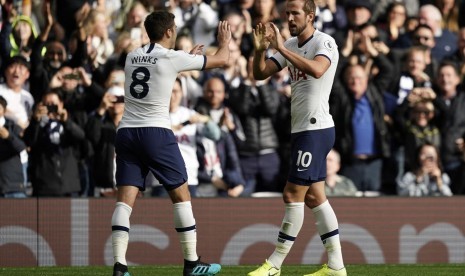 Penyerang Tottenham Hotspur Harry Kane (kanan) usai menjebol gawang Southampton.