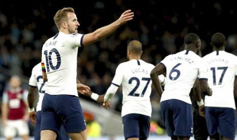 Penyerang Tottenham Hotspur Harry Kane (kiri) merayakan gol keduanya ke gawang Burnley dalam pertandingan Liga Inggris. Tottenham mengalahkan Burnley 5-0.