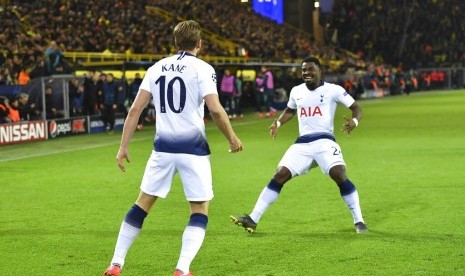 Penyerang Tottenham Hotspur Harry Kane (kiri) merayakan golnya ke gawang Borussia Dortmund dengan rekannya Serge Aurier.