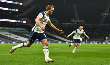 Penyerang Tottenham Hotspur Harry Kane (kiri) merayakan golnya ke gawang Arsenal bersama Son Heung-min, yang menjadi pengumpan.