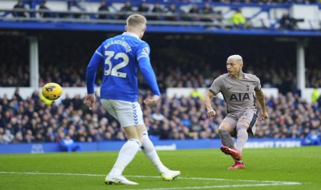 Penyerang Tottenham Hotspur Richarlison (kanan) saat menjebol gawang mantan timnya Everton dalam lanjutan Liga Primer Inggris di Goodison Park, Sabtu (3/2/2024) malam WIB.