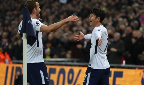 Penyerang Tottenham Hotspur Son Heung-min (kanan) merayakan golnya ke gawang Everton bersama Harry Kane.