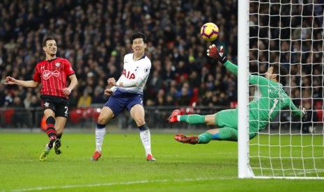 Penyerang Tottenham Hotspur Son Heung-min (tengah) saat menjebol gawang Southampton.