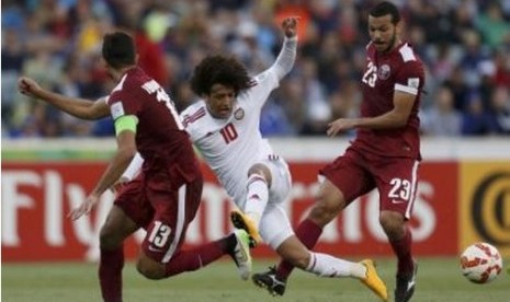  Penyerang UEA Omar Abdulrahman (tengah) diapit du pemain Qatar, Ibrahim Majed (kiri) dan Ahmed Mohamed Elsayed dalam pertandingan Grup C Piala Asia di Stadion Canberra, Ahad (11/1). UEA menang telak 4-1.