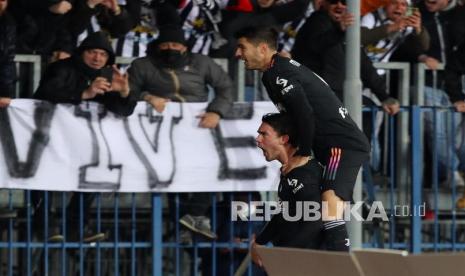  Penyerang uventus Dusan Vlahovic melakukan selebrasi bersama rekan satu timnya setelah mencetak gol pada pertandingan sepak bola Serie A Italia antara Empoli FC vs Juventus FC di Stadion Carlo Castellani di Empoli, Italia,Ahad (27/2) dini hari WIB. Vlahovic akan kembali ke kandang Fiorentina untuk memperkuat Juve.