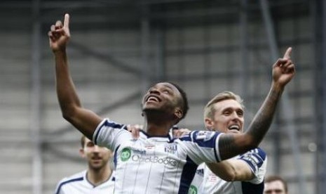 Penyerang West Bromwich Albion Saido Berahino saat merayakan golnya ke gawang Southampton, Sabtu (28/2).