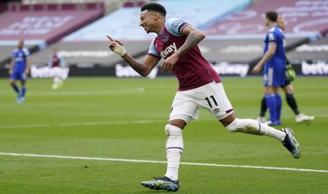 Penyerang West Ham Jesse Lingard berselebrasi usai mencetak gol ke gawang Leicester City dalam lanjutan Liga Primer Inggris, Ahad (11/4).