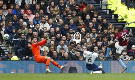 Penyerang West Ham United Michail Antonio (kanan) menjebol gawang Tottenham Hotspur. 