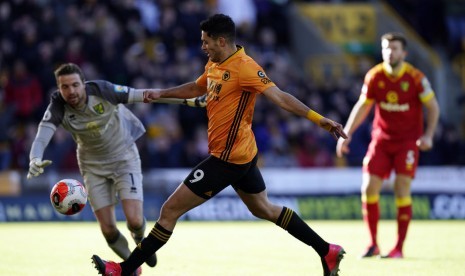 Penyerang Wolverhampton Wanderers Raul Jimenez (kuning) mencetak gol ke gawang Norwich City.