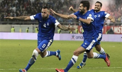 Penyerang Yunani Kostas Mitroglou (paling kiri) mencetak dua gol ke gawang Rumania pada leg pertama playoff Piala Dunia 2014.