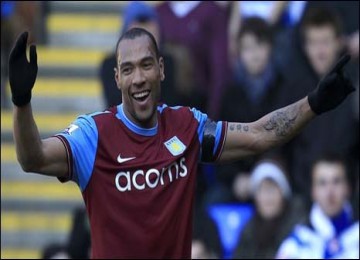 Penyerang Norwegia John Carew mencetak satu gol bagi Aston Villa.