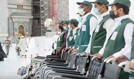 Kepresidenan Siapkan 8.000 Kursi Roda di Masjidil Haram. Penyewaan kursi roda di Masjidil Haram, Makkah, Arab Saudi. Kepresidenan Umum Urusan Dua Masjidil Haram yang diwakili oleh administrasi layanan transportasi di Masjidil Haram telah menyediakan 8.000 kursi roda manual dan listrik untuk pengunjung Masjidil Haram.