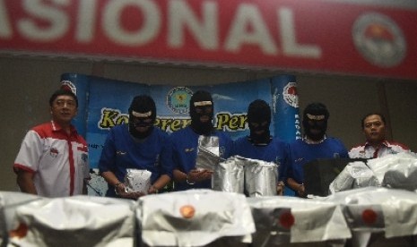 Penyidik Badan Narkotika Nasional membeberkan alat bukti narkoba.