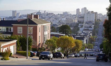 Penyidik bekerja di luar rumah Paul Pelosi, suami Ketua DPR Nancy Pelosi, di San Francisco, Jumat, 28 Oktober 2022. Paul Pelosi, diserang dan dipukuli habis-habisan oleh penyerang dengan palu yang masuk ke rumah mereka di San Francisco Jumat pagi, menurut orang-orang yang akrab dengan penyelidikan.