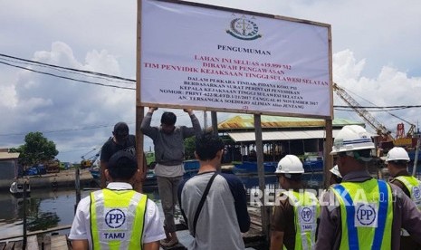 Penyidik Kejati Sulsel melakukan penyitaan terhadap lahan tanah garapan di Buloa, Rabu (7/3), terkait perkara tindak pidana korupsi dengan tersangka Soedirjo Aliman alias Jentang.