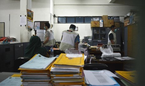 Penyidik Komisi Pemberantasan Korupsi (KPK) melakukan penggeledahan di kantor Pemerintah Kabupaten (Pemkab) Mojokerto, Jawa Timur, Selasa (24/4). 