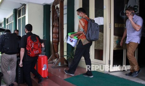 Penyidik Komisi Pemberantasan Korupsi (KPK) membawa sejumlah barang bukti seusai menggeledah kantor Dinas Pekerjaan Umum Bina Marga dan Sumber Daya Air (PUBM SDA) Kabupaten Sidoarjo, Jawa Timur, Jumat (10/1/2020).