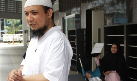 Penyidik Komisi Pemberantasan Korupsi (KPK) Novel Baswedan (kiri) bersama istri Rina Emilda (kanan) dan anak bungsunya saat ditemui di Singapura, Selasa (15/8). 