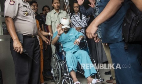 Penyidik Komisi Pemberantasan Korupsi (KPK) Novel Baswedan saat akan dirujuk ke rumah sakit khusus mata