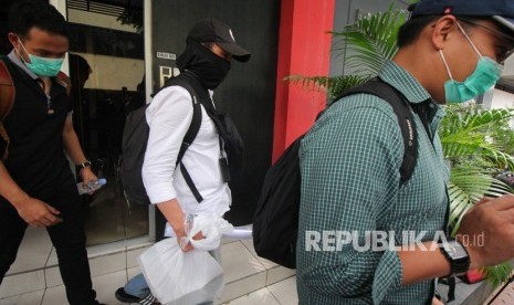 Penyidik KPK berjalan keluar dari Gedung Subdit III Tipidkor Polda Jatim, Surabaya, Jawa Timur, Jumat (15/3/2019). 